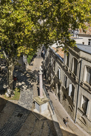 France, Hérault (34), Montpellier, centre historique appelé l’Ecusson, croix en bordure de la place du Canourgue et la rue du puits des Esquilles