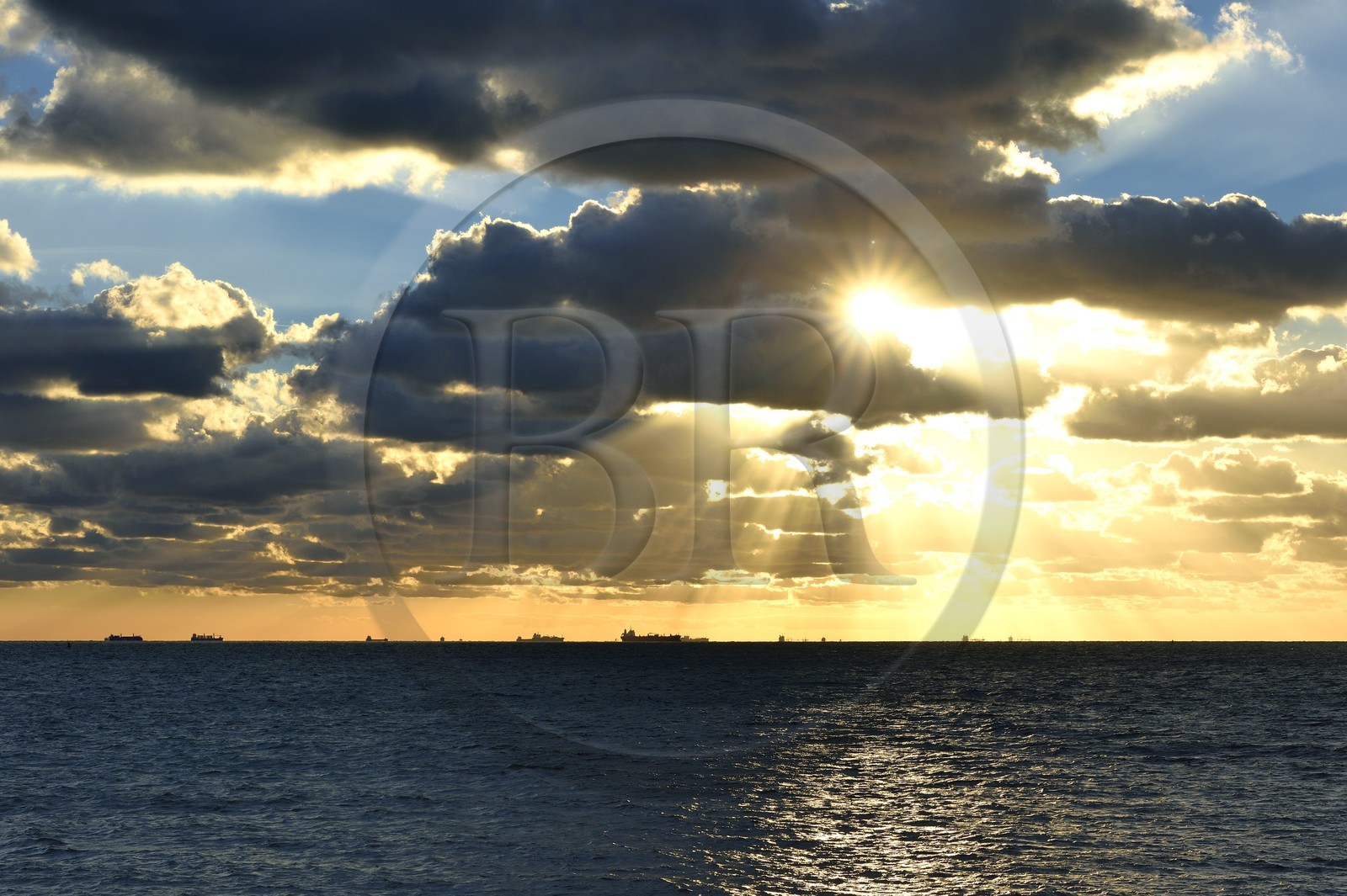 France, Seine-Maritime (76), Le Havre, cargos au mouillage au large en zone d'attente portuaire du Havre France, Seine-Maritime (76), Le Havre, cargos au mouillage au large en zone d'attente portuaire du Havre
