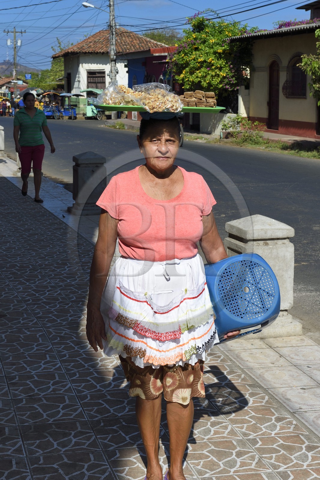 Nicaragua, Leon, quartier de Sutiaba, vendeuse de rue dans la calle Ruben Dario