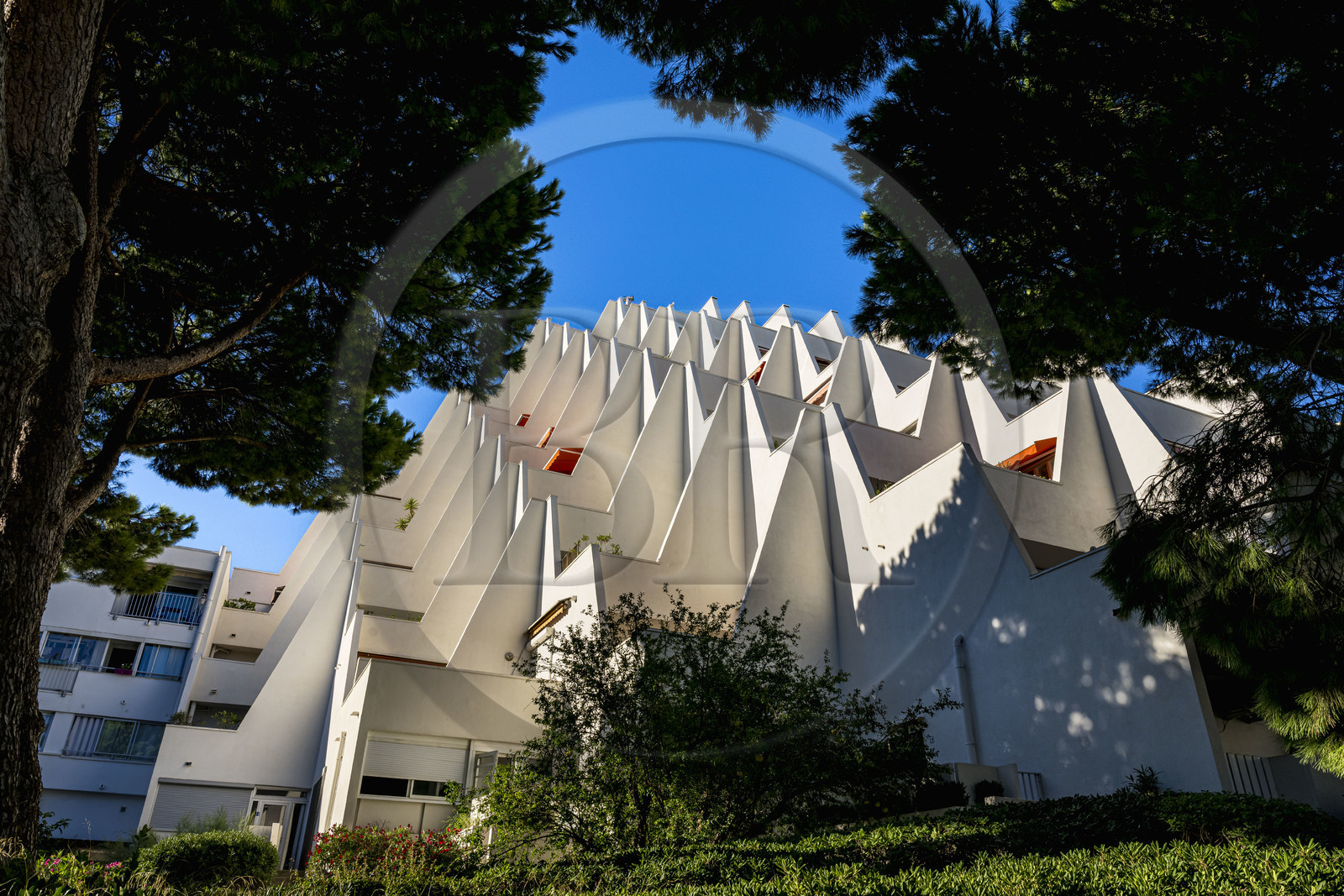 France, Hérault (34), La Grande-Motte, labellisé patrimoine du XXème siècle, quartier du Levant à l'Est du port, l'immeuble Le Babylone des architectes Henri Castella et Vignal