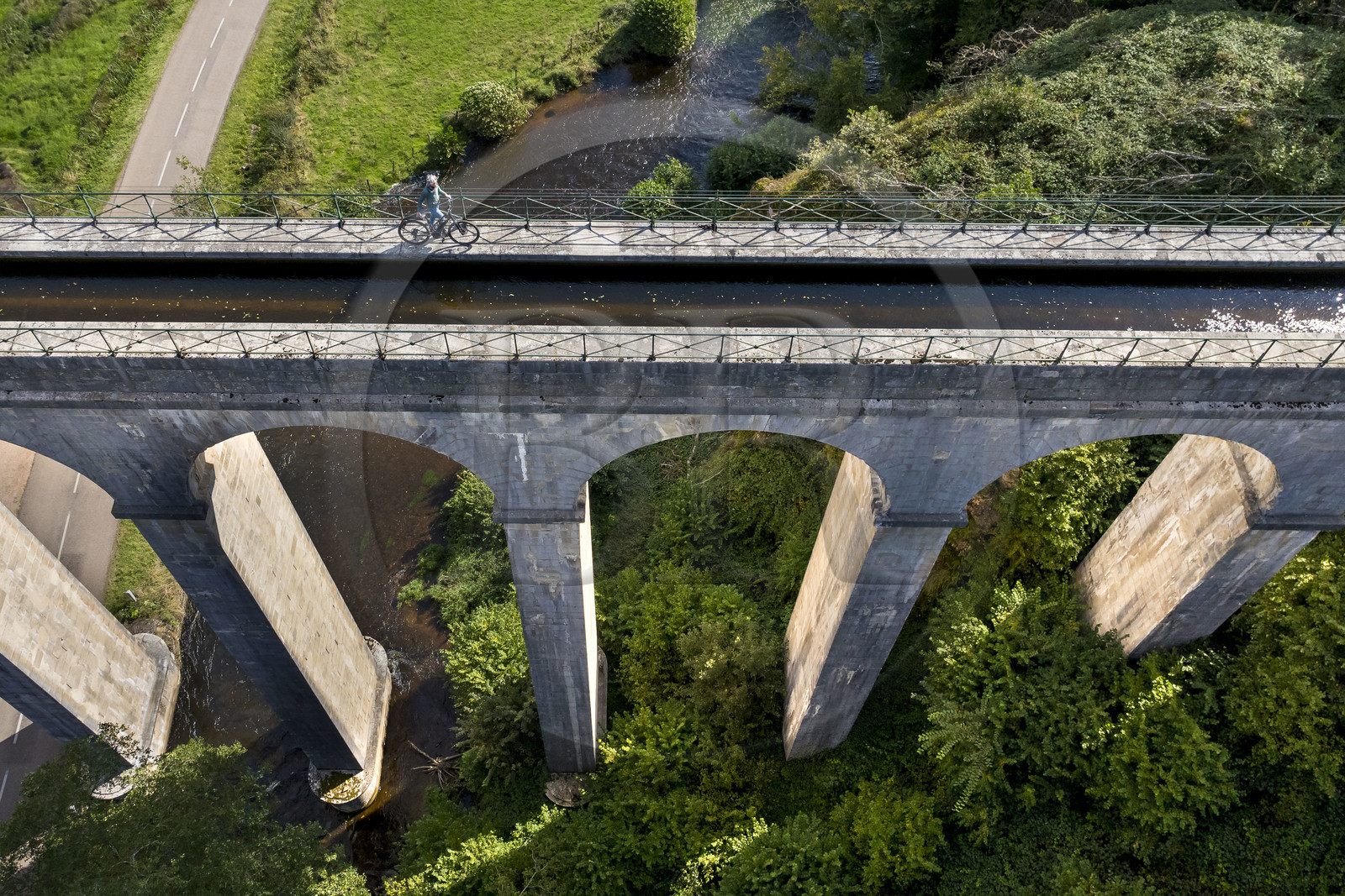 France, Nièvre (58), Parc naturel régional du Morvan, Montreuillon, pont aqueduc de Montreuillon construit en 1841, haut de 33 m et long de 152 m avec 13 arches larges de 8 m, le long de la Rigole d’Yonne qui puise les eaux de l'Yonne au lac de Pannecière et alimente le canal du Nivernais (vue aérienne)