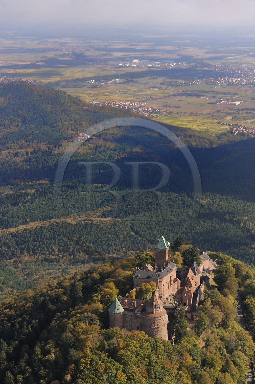 France, Bas-Rhin (67), le château du Haut-Koenigsbourg dans la forêt des Vosges (photo aérienne)