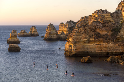 Portugal, Algarve, Lagos, escursion en stand up paddle au lever de soleil depuis la plage de Praia Dona Ana bordée par des falaises escarpées
