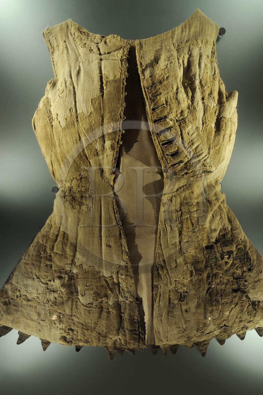 Portugal, région du Minho, Guimaraes, ville classée Patrimoine Mondial de l' UNESCO, musee Alberto Sampaio dans l'ancien couvent de Nossa Senhora Da Oliveira, cotte d'armes qu'aurait porté le Roi D. Joao (Jean 1er) à la bataille d'Aljubarrota (1385)