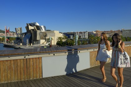 Espagne, Biscaye, Pays Basque espagnol, Bilbao, le musée Guggenheim de l'architecte Frank Gehry vu depuis la passerelle Pedro Arrupe, de l' architecte José Antonio Fernandez Ordonez, sur le Nervion
