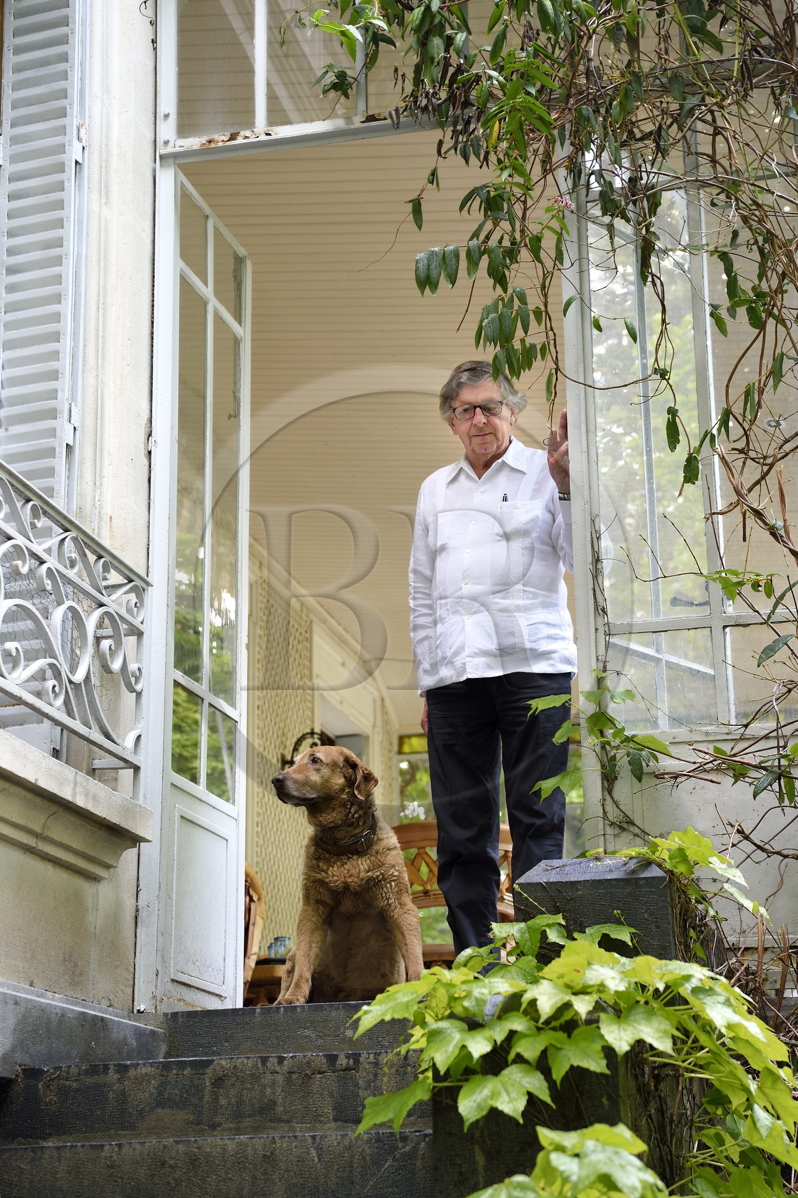 France, Alpes-de-Haute-Provence (04), vallée de l'Ubaye, Barcelonnette, le consul honoraire du mexique et ancien maire de la ville Jean Chabre dans la veranda de sa Villa mexicaine