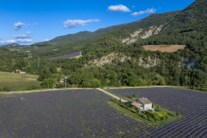 France, Drôme (26), parc naturel régional des Baronnies provençales, Vercoiran, maison au centre d'un champ de lavande (vue aérienne)