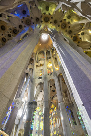 Espagne, Catalogne, Barcelone, quartier de l'Eixample, basilique de la Sagrada Familia de l'architecte du modernisme catalan Antoni Gaudi classée Patrimoine Mondial de l'UNESCO, le presbyterium, chœur réservé au clergé, et la voute du déambulatoire