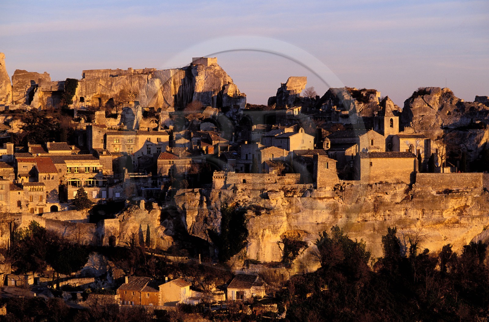 France, Bouches-du-Rhône (13), Les Baux-de-Provence, labellisé Les Plus Beaux Villages de France, la porte d' Eyguières et l' église