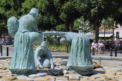 France, Calvados, Honfleur, sculpture Les Trois Moulieres (mussels pickers) of Honfleur
