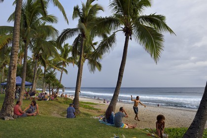 France, Ile de la Reunion, Cote Sud, plage de Grande Anse, la plage est très prisée le week end par les familles créoles pour les loisirs et le picnic, slackline ou slack (l'objectif est d'avancer sur une sangle légèrement élastique sans aucun accessoire)