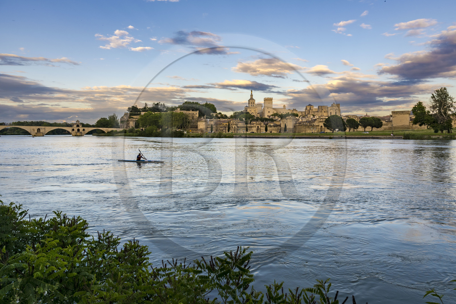France, Vaucluse (84), Avignon, kayak passant sur le Rhône devant la cathédrale des Doms et le Palais des Papes classés Patrimoine mondial de l'UNESCO