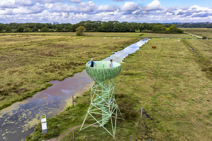France, Loire-Atlantique (44), Lavau-sur-Loire, le Nid-Observatoire du Marais du Syl est l'un des trois belvédères aux allures de nid de cigognes grand format qui se trouvent sur le territoire d'Estuaire et Sillon