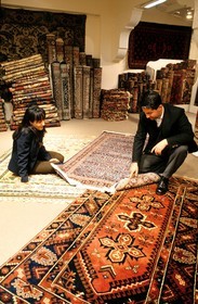 Turquie, Istanbul, marchand de tapis Galata au pied de la mosqu