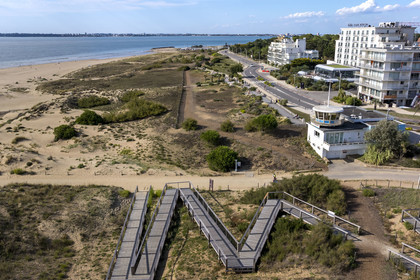 France, Loire-Atlantique (44), Saint-Brévin-Les-Pins, le casino Joa face à l'océan et à la plage, Saint-Nazaire en arrière plan (vue aérienne)