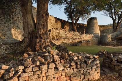 Zimbabwe, province de Masvingo, les ruines du site archéologique du Grand Zimbabwe, classé Patrimoine Mondial de l'UNESCO, Xème au XVème siècle, la tour conique à l'intérieur du Grand Enclos
