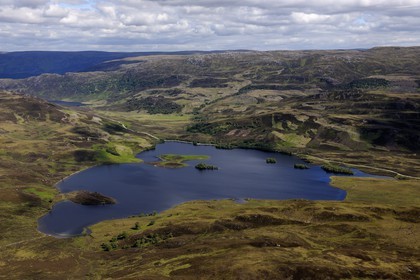 Royaume-Uni, Ecosse, Highland, le Loch Tarff dans la large et peu profonde vallée Stratherrick située au-dessus de la rive sud-est du Loch Ness (vue aérienne)