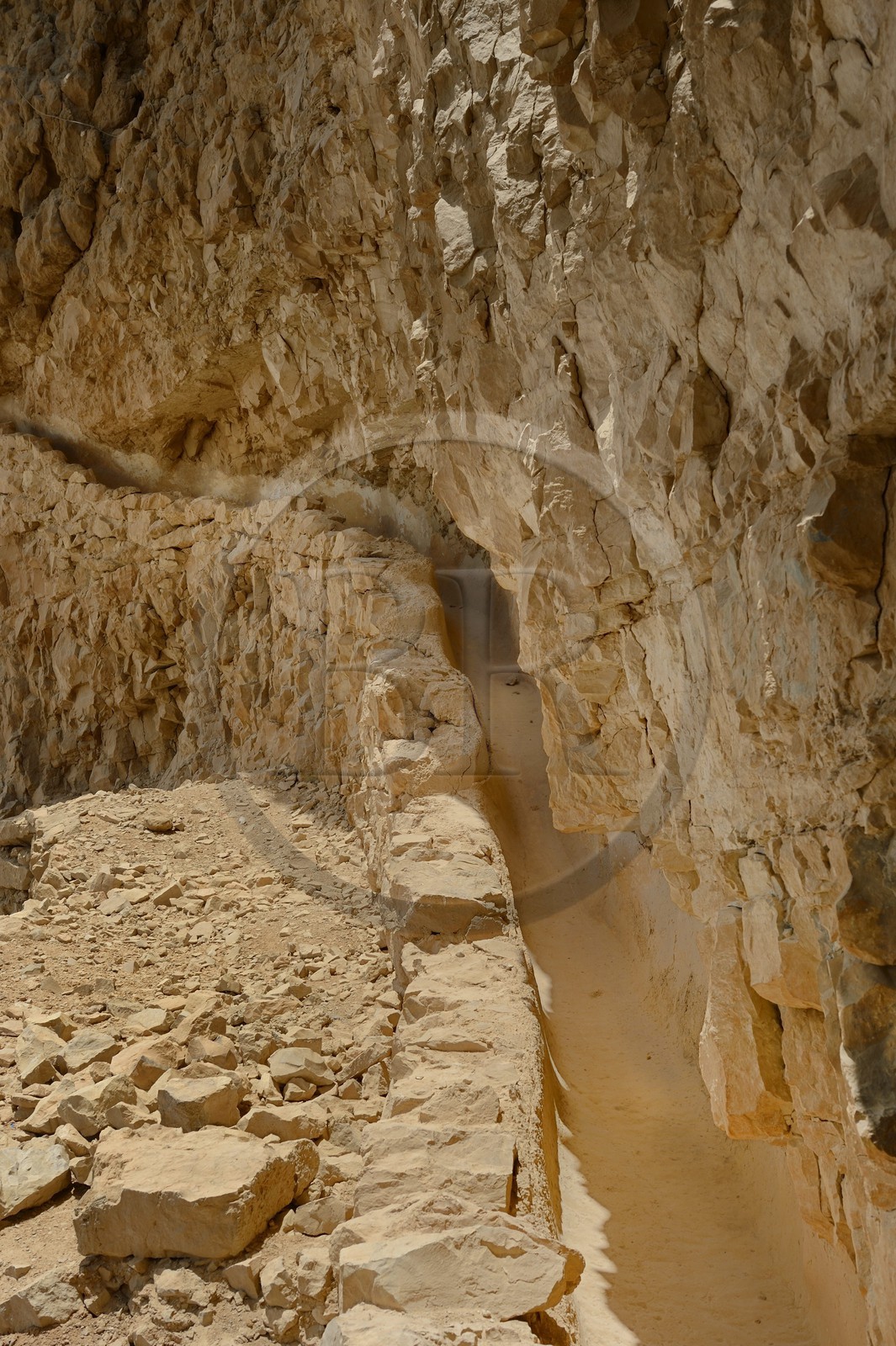 Israel, désert du Neguev, forteresse de Massada, classée Patrimoine Mondial de l'UNESCO, canal d'approvisionnement de l'eau des citernes