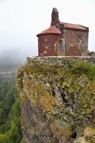 France, Haute-Loire (43), vallée de la Loire, Arlempdes, labellisé les Plus beaux villages de France, ruines du chateau perché sur un rocher basaltique