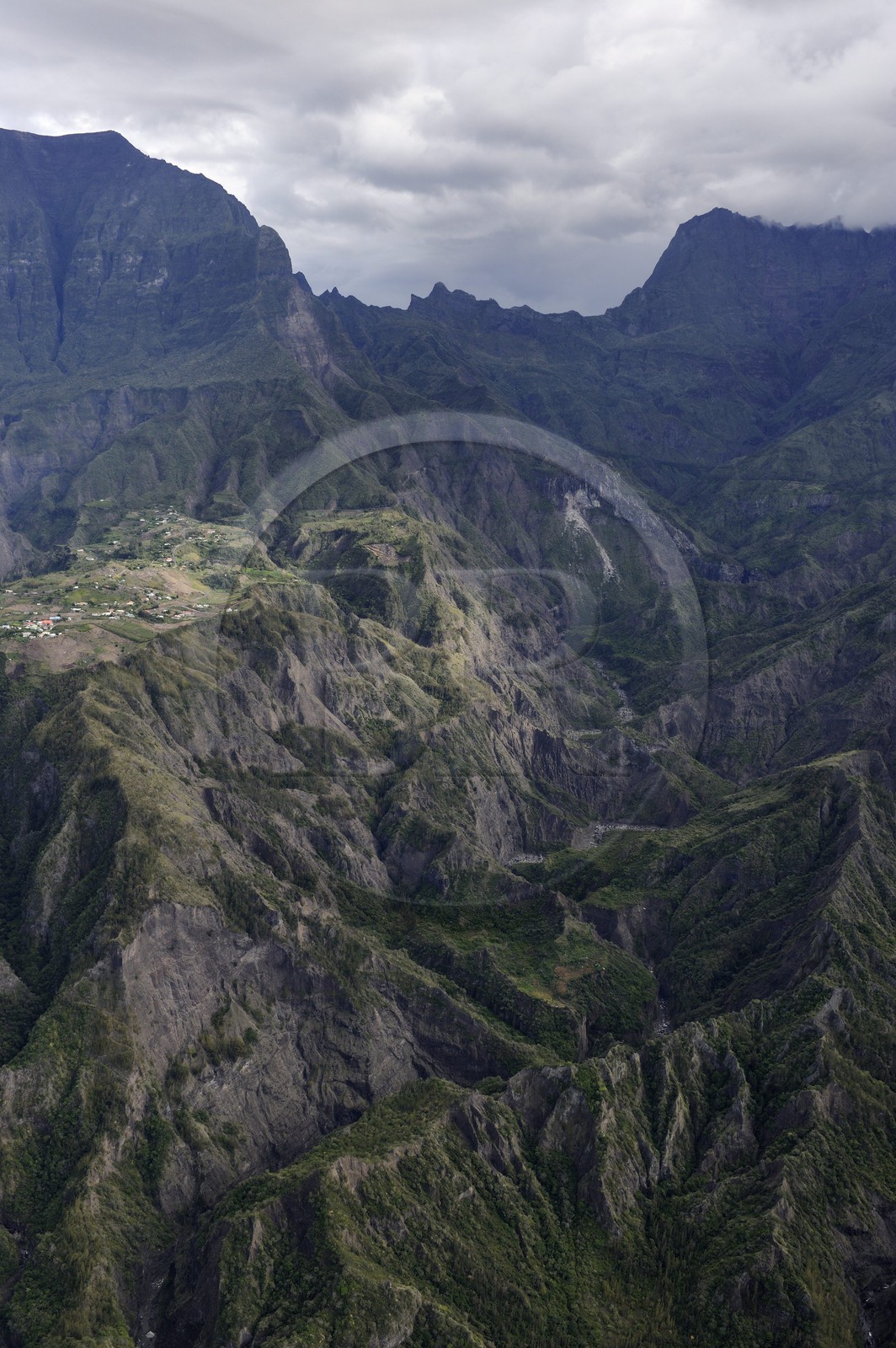 France, Ile de la Reunion, le cirque de Cilaos, classé Patrimoine Mondial de l'UNESCO, le village de Ilet à Cordes et le Col du Taïbit (vue aérienne)