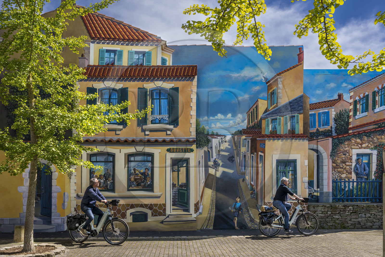 France, Vendée (85), Les-Sables-d'Olonne, quartier de La Chaume, fresque en trompe-l'oeil réalisée en 1997 place Sainte Anne par l'artiste Manfred Landreau