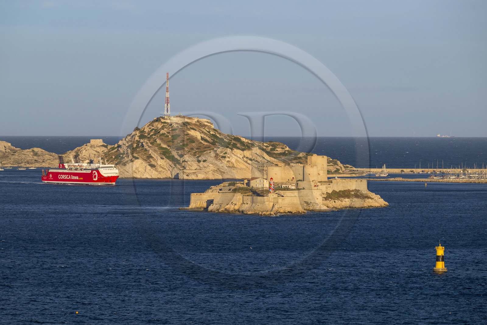 France, Bouches-du-Rhône (13), Marseille, Parc National des Calanques, Archipel des Iles du Frioul, arrivée d'un ferry de Corsica Linea au petit matin et le chateau d'If en premier plan