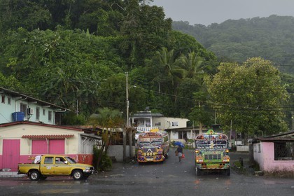 Panama,  province de Colon, Portobelo, bus appellés Diablo Rojo (Diable Rouge) recouverts de peintures criardes