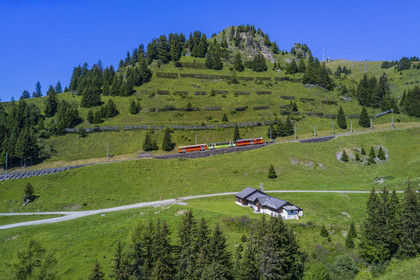 Suisse, canton de Vaud, Villars-sur-Ollon, train qui rejoint la gare du col de Bretaye à la station Bouquetins et le Mont-Blanc en arrière plan (vue aérienne)
