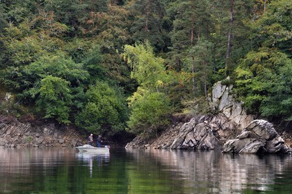 France, Cantal (15), Gorges de la Truyère, Ruynes-en-Margeride, pêcheurs à la ligne sur la rivière Truyère en amont du viaduc de Garabit