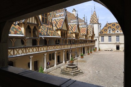 France, Côte-d'Or (21), La cour d'honneur de l'Hôtel-Dieu des Hospices de Beaune, le toit en tuiles émaillées multicolore