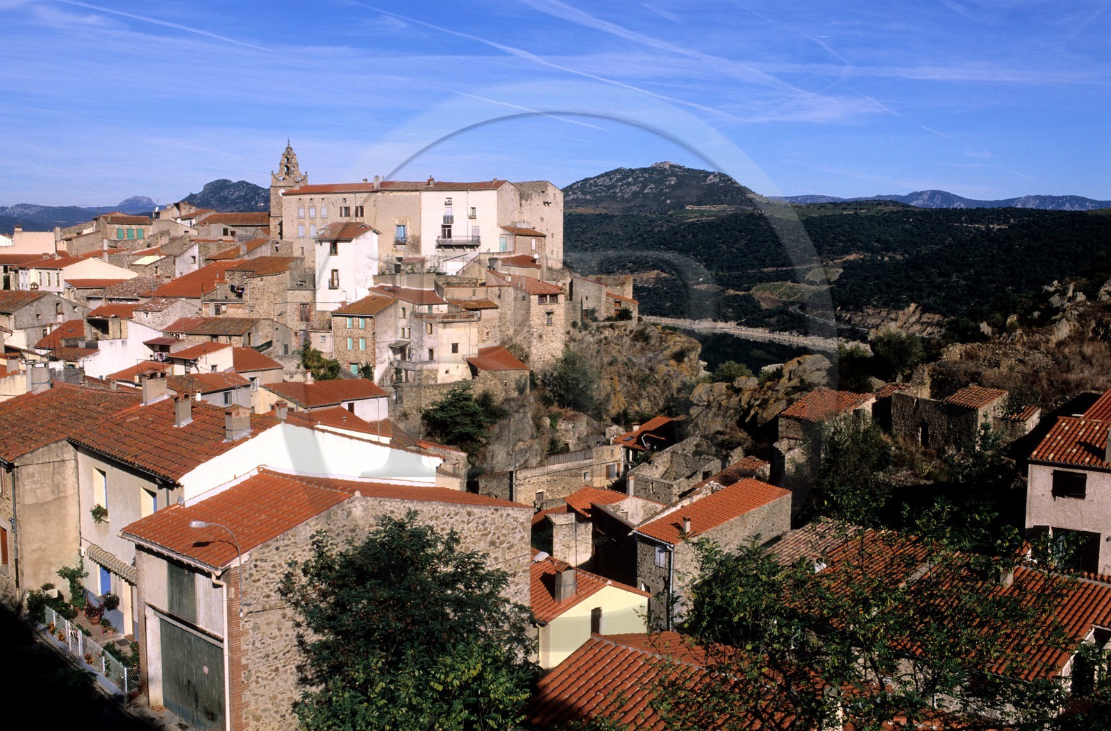 France, Pyrénées-Orientales (66), région des Fenouillèdes, le village de Caramany en bordure du lac