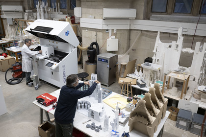 Espagne, Catalogne, Barcelone, quartier de l'Eixample, basilique de la Sagrada Familia de l'architecte du modernisme catalan Antoni Gaudi classée Patrimoine Mondial de l'UNESCO, l'atelier maquettes, Ignasi Badia Nogués reconstitue la maquette fabriquée en 3D (avec la machine en arrière plan) de la facade de l'abside orientée Nord Ouest