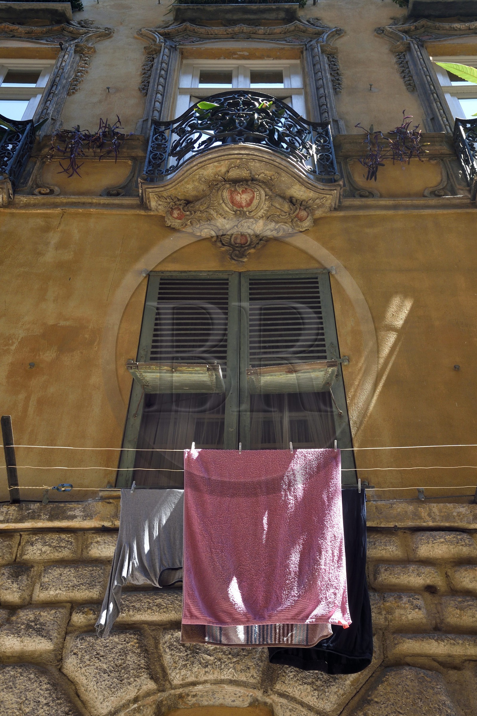 France, Alpes-Maritimes (06), Nice, quartier du Vieux Nice, immeuble faisant face au Palais Lascaris dans la rue Droite et dont la facade a été refaite par les Lascaris pour avoir une belle vue