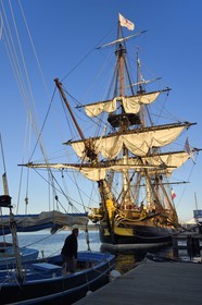 France, Finistère (29), port de Brest, la frégate L'Hermione, réplique du trois-mats qui transporta le marquis de Lafayette en Amérique en 1780, figure de proue