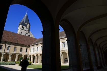 France, Saône et Loire (71), ancienne abbaye de Cluny, cour de l'école des Arts et Métiers et clochers de l'Eau Bénite et de l'Horloge