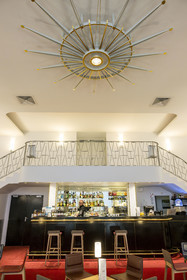 France, Loire-Atlantique (44), Saint-Nazaire, l'Escal'Atlantic dans l'ancienne base sous-marine allemande fait revivre le monde des transatlantiques, reconstitution d'un des bars inspiré du paquebot France (1962)