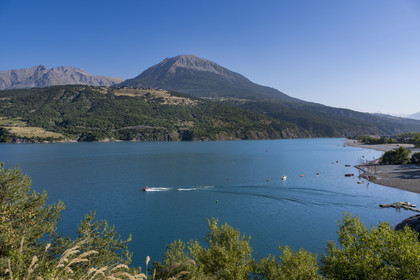 France, Hautes Alpes (05), Crots, lac de Serre Ponçon et la rive Nord