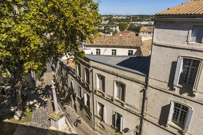 France, Hérault (34), Montpellier, centre historique appelé l’Ecusson, croix en bordure de la place du Canourgue et la rue du puits des Esquilles