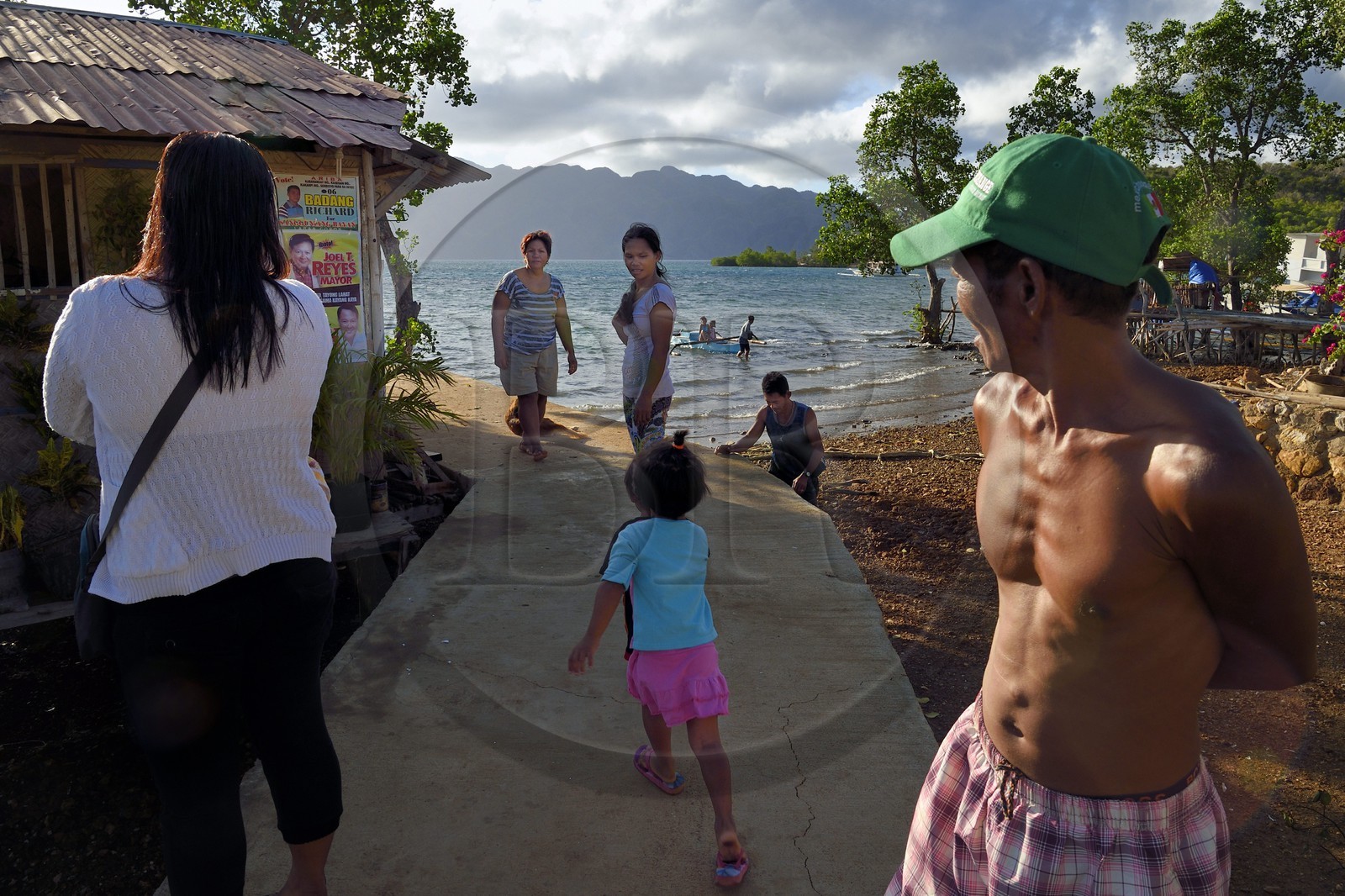 Philippines, Calamian Islands dans le nord de Palawan, Uson Island dans la baie de Coron, village de Barangay Lajala, sur la jetée