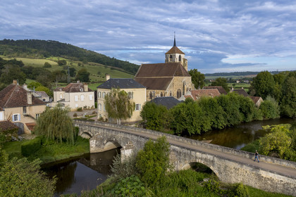 France, Yonne, regional natural park of Morvan, Vault-de-Lugny, bridge over the Cousin River and the Butte Montmartre in the background