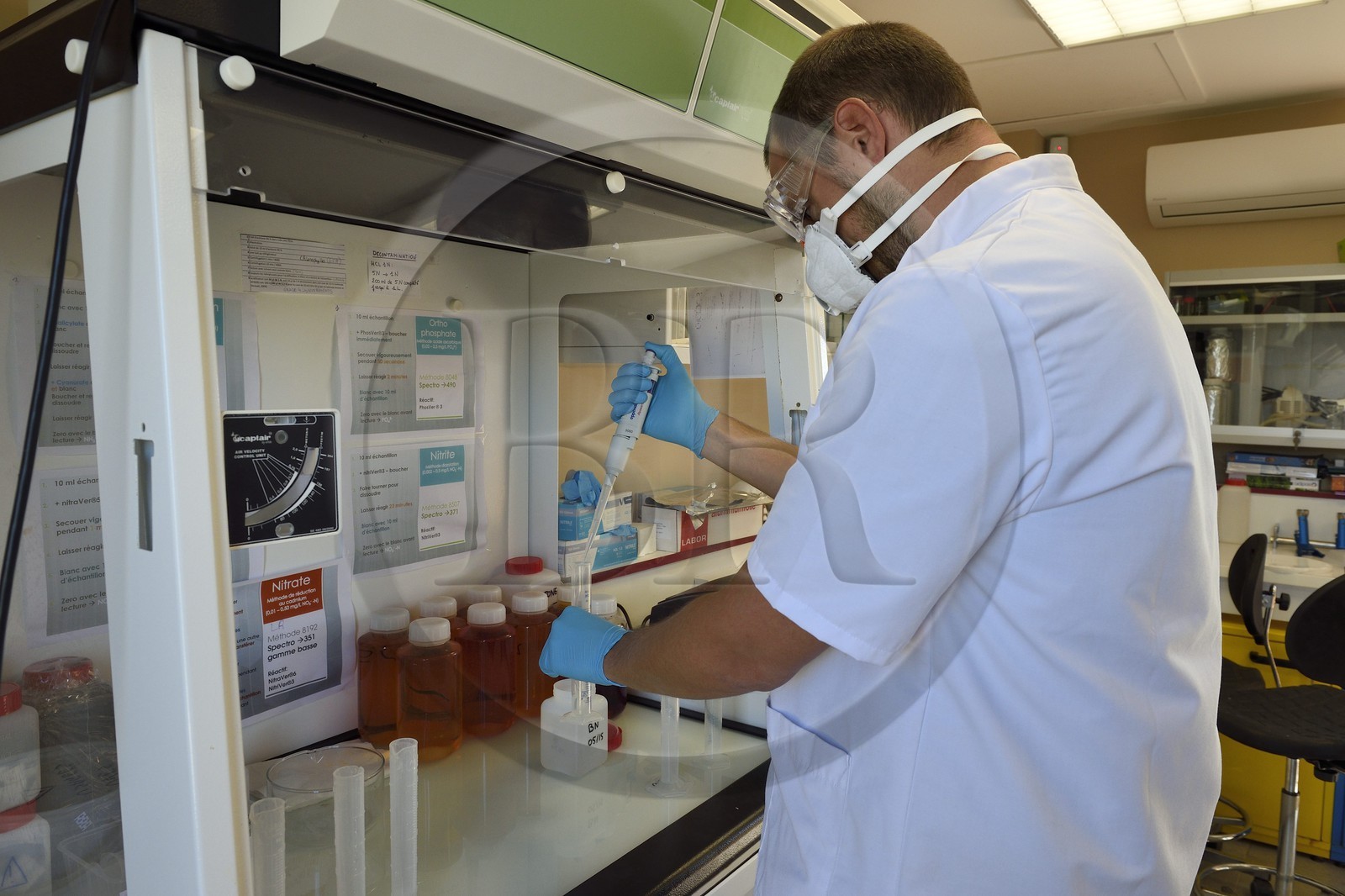 France, Haute-Corse (2B), l'étang de Biguglia (stagnu di Chjurlinu), réserve naturelle de Corse (RNC), l'écomusée de la Réserve naturelle de l'Étang de Biguglia, analyse des nutriments présents dans l'eau de l'étang dans le laboratoire intégré