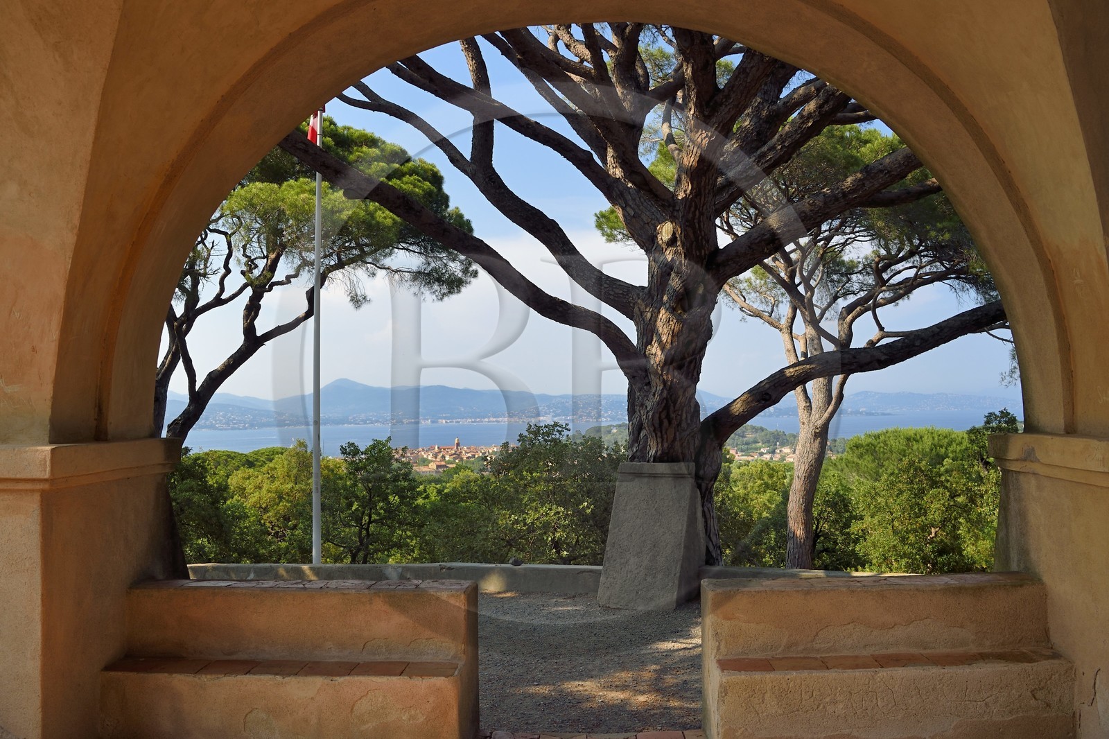 France, Var (83), Saint-Tropez vu depuis la chapelle sainte-Anne France, Var (83), Saint-Tropez vu depuis la chapelle sainte-Anne