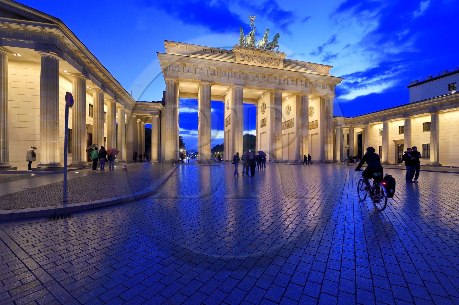 Allemagne, Berlin, Porte de Brandebourg sur l'avenue Under den Linden et Pariser platz