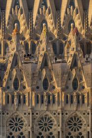 Espagne, Catalogne, Barcelone, quartier de l'Eixample, basilique de la Sagrada Familia de l'architecte du modernisme catalan Antoni Gaudi classée Patrimoine Mondial de l'UNESCO, sommets surmontés de mosaïques en forme de fruits entourant le chantier sur le toit de la nef ici côté facade de la Passion