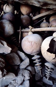 Mali, pays Dogon, falaise de Bandiagara classée Patrimoine Mondial de l'UNESCO, Songo, l’enclos des circoncis avec les sistres (instruments de musique rituels)