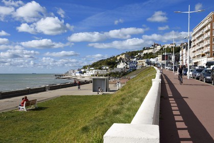France, Seine-Maritime (76), Le Havre, le boulevard Albert 1er qui longe la plage et la colline de Sainte-Adresse en arrière plan