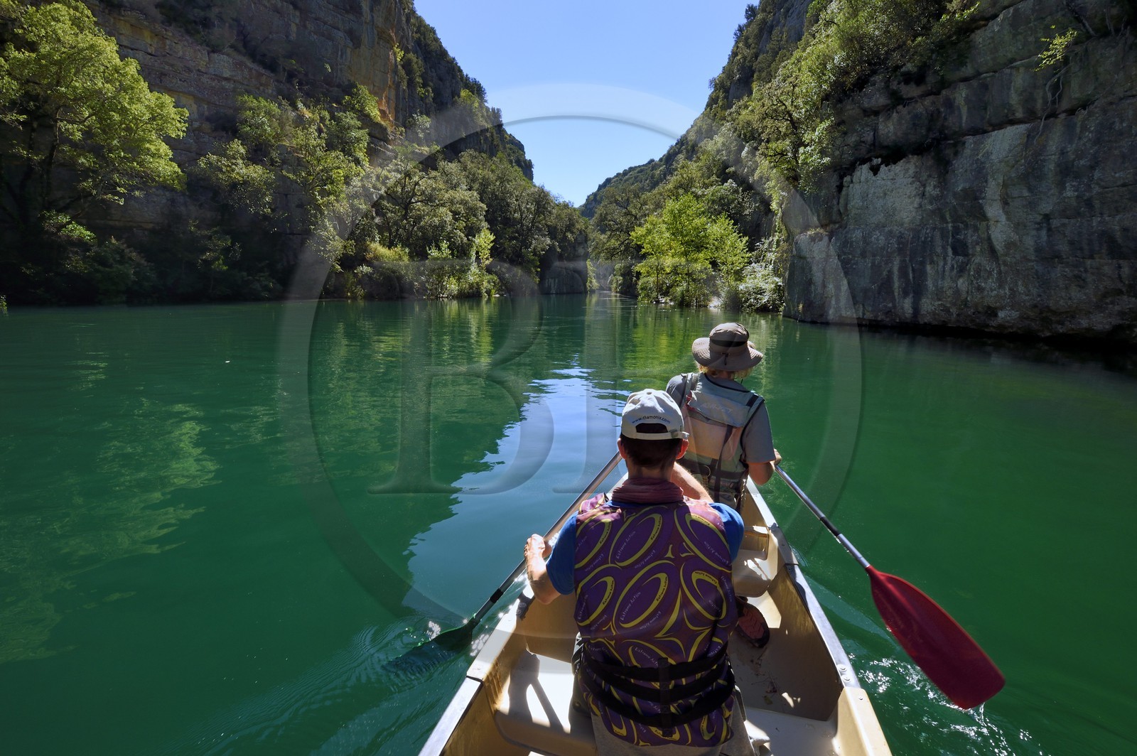 Var (83) rive gauche et Alpes-de-Haute-Provence (04) rive droite, Parc Naturel Régional du Verdon, Basses Gorges du Verdon en aval du lac de Sainte Croix, découverte en canoe des gorges de Baudinard