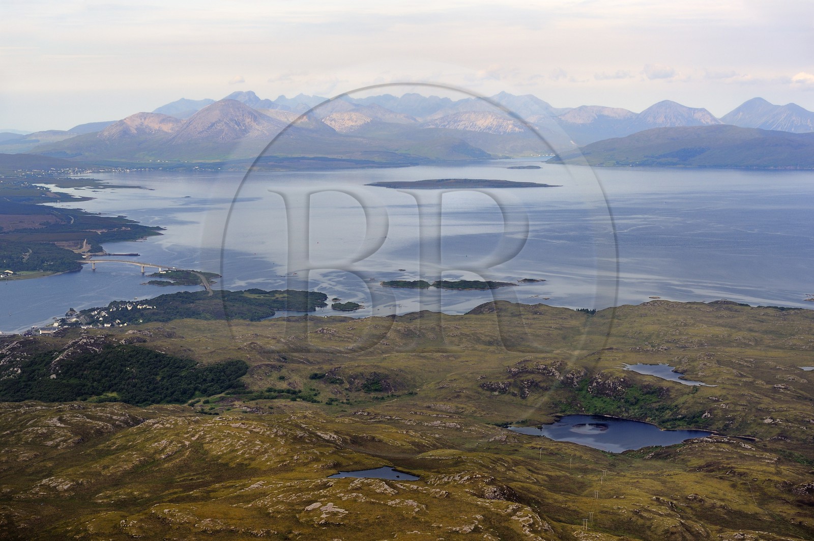 Royaume-Uni, Ecosse, Highland, Hébrides intérieures, le pont à Kyle of Lochalsh the et l'Ile de Skye en arrière plan (vue aérienne)