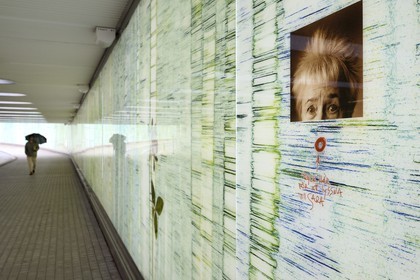 Suède, Comté de Vasterbotten, Umea, hommage à l'écrivaine Sara Lidman dans le tunnel piétonnier et cyclable devant la gare centrale, oeuvre collective avec notamment Gustavo Aguerre