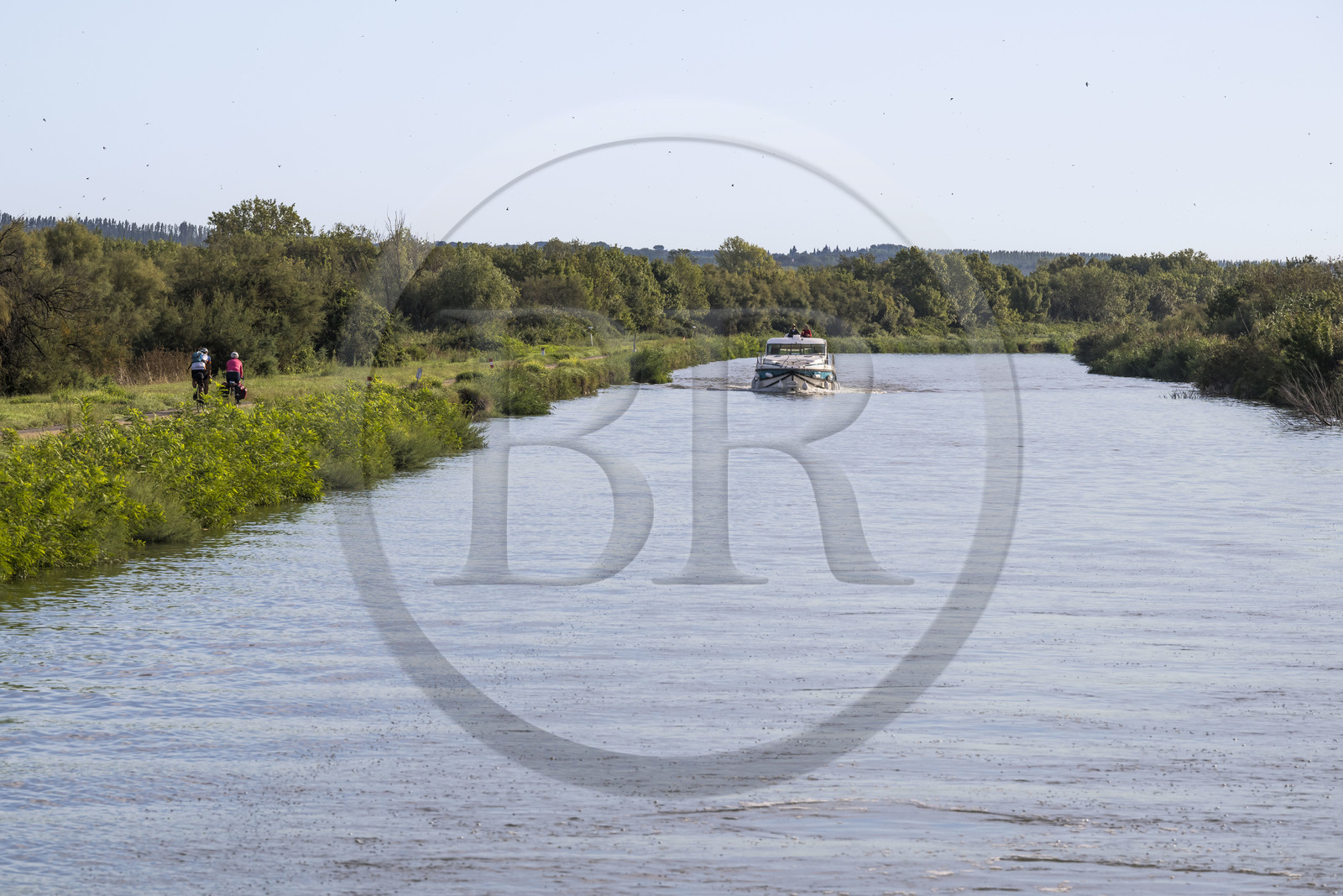 France, Gard (30), la Petite Camargue, Vauvert, navigation d'un bateau de plaisance sur le canal du Rhône à Sète à Gallician